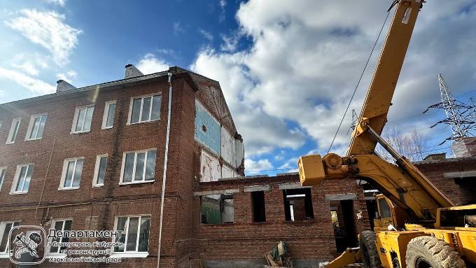У Харкові відновлюють будинок на Ахієзерів, пошкоджений під час обстрілів